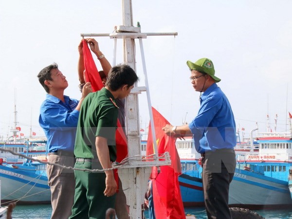 Remise de drapeaux nationaux aux pêcheurs de Phu Quy - ảnh 1